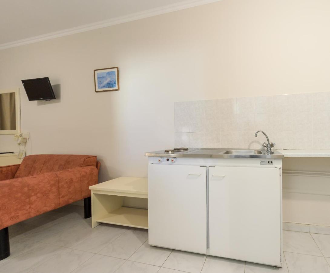 Karras Livin Apartment Laganas Luaran gambar